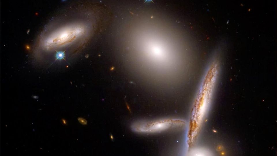 Weltall: Nasa zeigt ungewöhnliche Aufnahmen von Galaxien-Sammlung