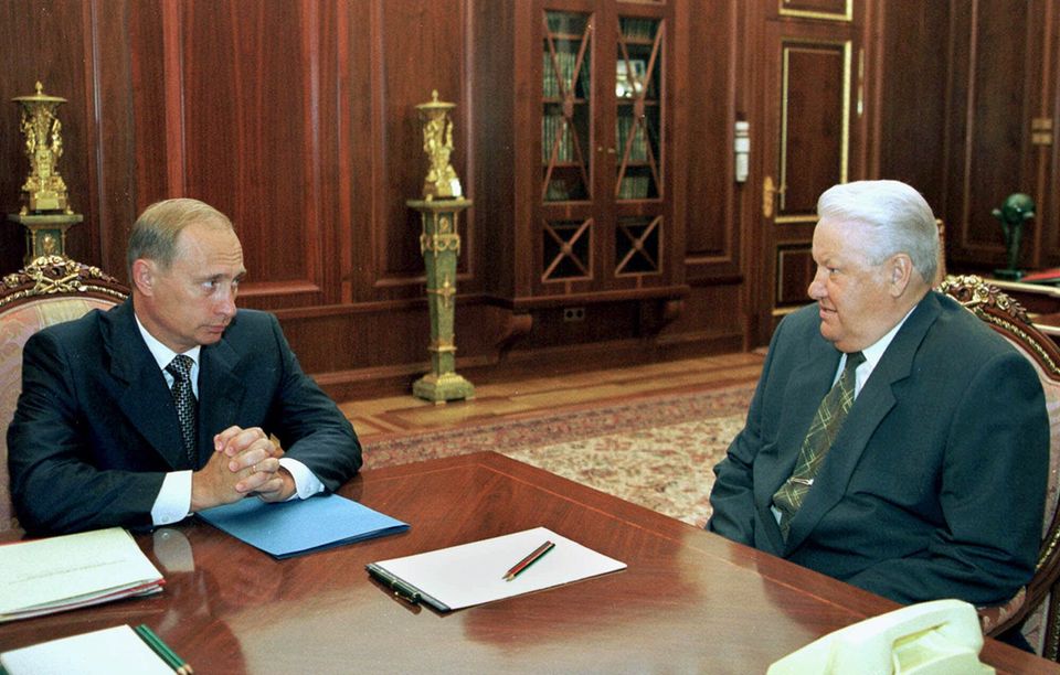 Das Foto zeigt Putin und den damaligen Präsidenten Jelzin bei einem Treffen im Kreml im Juli 1999.