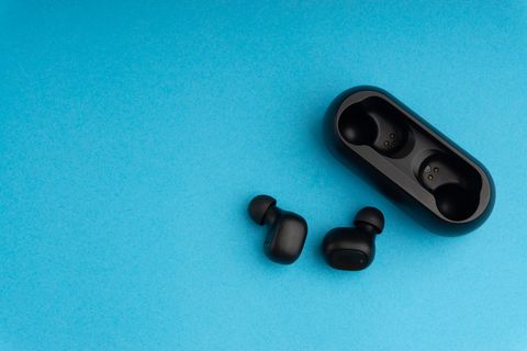 Earbuds liegen auf einem Tisch.