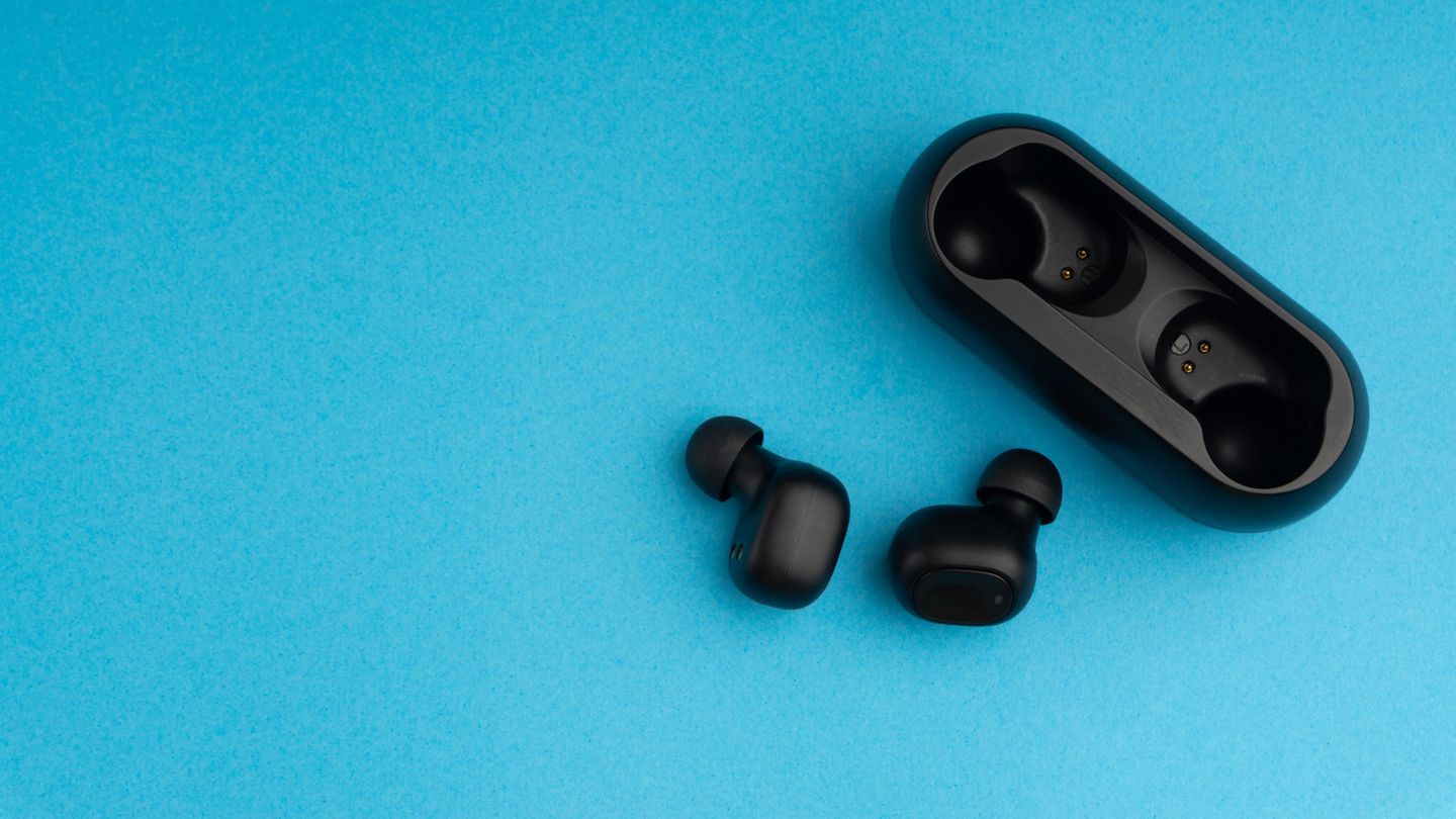 Earbuds liegen auf einem Tisch.