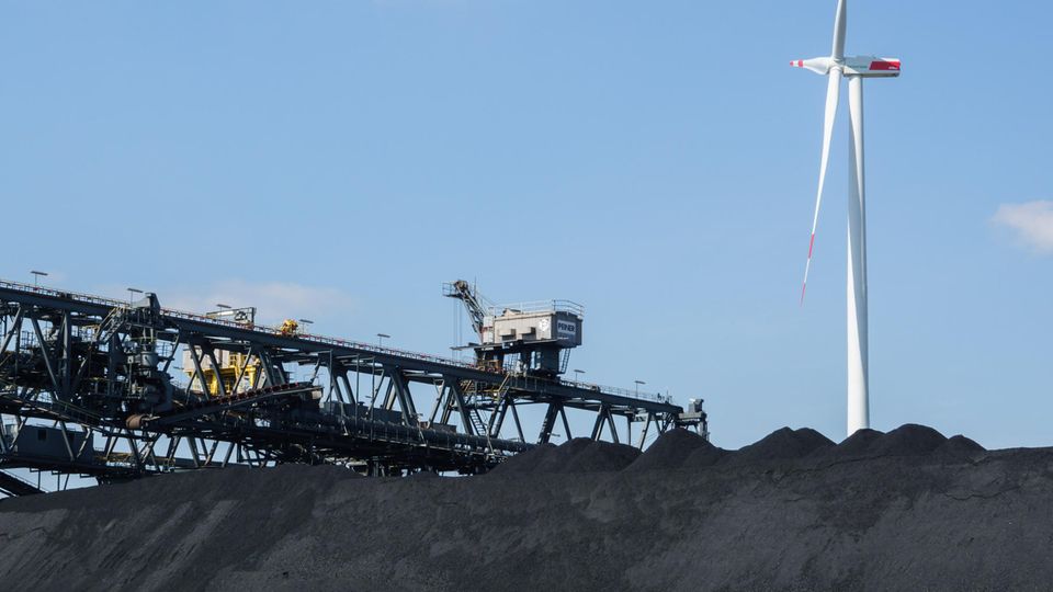 Alte und neue Energieformen in einem Bild: Steinkohle in einem Kohlehafen am Mittellandkanal und im Hintergrund ein Windkraftrad