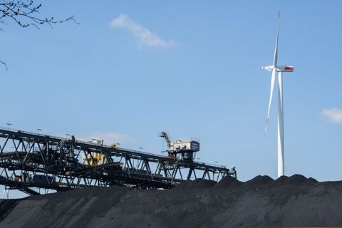 Alte und neue Energieformen in einem Bild: Steinkohle in einem Kohlehafen am Mittellandkanal und im Hintergrund ein Windkraftrad