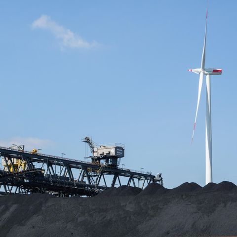 Alte und neue Energieformen in einem Bild: Steinkohle in einem Kohlehafen am Mittellandkanal und im Hintergrund ein Windkraftrad