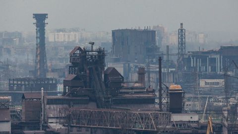 Blick auf das Azovstal-Werk in der Hafenstadt Mariupol, wo sich noch immer ukrainische Kämpfer und Zivilisten verschanzen