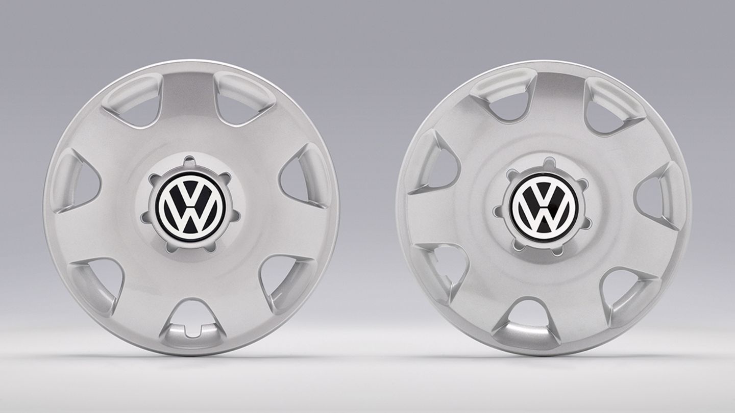 Die Radzierblende links stammt tatsächlich von Volkswagen, die rechts von einem italienischen Fälscher. Dieser verwendet einfach das VW-Logo und graviert in die gefälschten Radkappen den Text "kein Original-Produkt, aber austauschbar" ein. Wegen der offensichtlichen Markenverletzung ist in Italien ein Gerichtsverfahren anhängig.