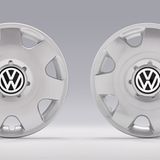 Die Radzierblende links stammt tatsächlich von Volkswagen, die rechts von einem italienischen Fälscher. Dieser verwendet einfach das VW-Logo und graviert in die gefälschten Radkappen den Text "kein Original-Produkt, aber austauschbar" ein. Wegen der offensichtlichen Markenverletzung ist in Italien ein Gerichtsverfahren anhängig.
