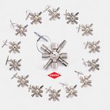 Der ausgeklügelte Schaltschrankschlüssel des Herstellers Knipex hat gleich eine ganze Horde von Nachahmern angezogen. Mit dem patentgeschützten Werkzeug lassen sich Schrauben drehen, Heizkörper entlüften oder Dachluken öffnen Die Wuppertaler Firma hat in den letzten drei Jahren rund 9500 Plagiate aus Online-Shops löschen lassen, die unter anderem über Amazon und Alibaba angeboten wurden.