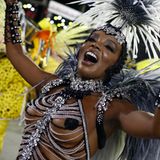 Die Hitze bringt diese Tänzerin mächtig ins Schwitzen – und ihr Anblick vermutlich so manchen Zuschauer.