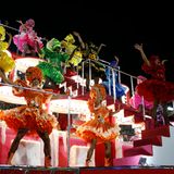 Aber auch die Tänzerinnen der Sambaschule Sao Clemente können sich sehen lassen.