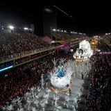 Salguero beeindruckt aber auch optisch, wie das Defilee der Sambaschule durch das voll besetzte Sambodrom zeigt.