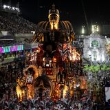 Als erstes zieht die Sambaschule Imperatriz Leopoldinense mit ihren eindrucksvollen Wagen durch das weltberühmte Sambodrom.