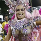 Raphaela Gomes ist die Königin der Trommeln der Sambaschule: "São Clemente ist ein immenser Teil meiner Geschichte, sie repräsentiert meine Familie und eine ganze Gemeinschaft", sagt sie. "Jedes Jahr scheint das Adrenalin zu steigen, jede Parade ist ein einzigartiger Moment in einer Mischung aus vielen Emotionen."