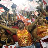 Ein Blick ins Publikum zeigt, was die Cariocas, wie die Einwohner von Rio de Janeiro genannt werden, davon halten, dass nach zwei Jahren endlich wieder Karneval gefeiert wird: Sie sind begeistert! Ana Vieira, eine 48-jährige Geografie-Lehrerin und Tänzerin der Imperatriz-Sambaschule, fasste die Gefühle vor Beginn der ersten großen Parade in Worte. "Ich bin einfach so glücklich", sagte sie der Nachrichtenagentur AFP. "Ich glaube, dass viele Menschen weinen werden, wenn die Parade beginnt - mich eingeschlossen."