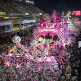 Einen prächtigen Anblick bietet auch die Parade von Mangueira. Nicht ohne Grund gehört sie zu den beliebtesten Sambaschulen Rios.