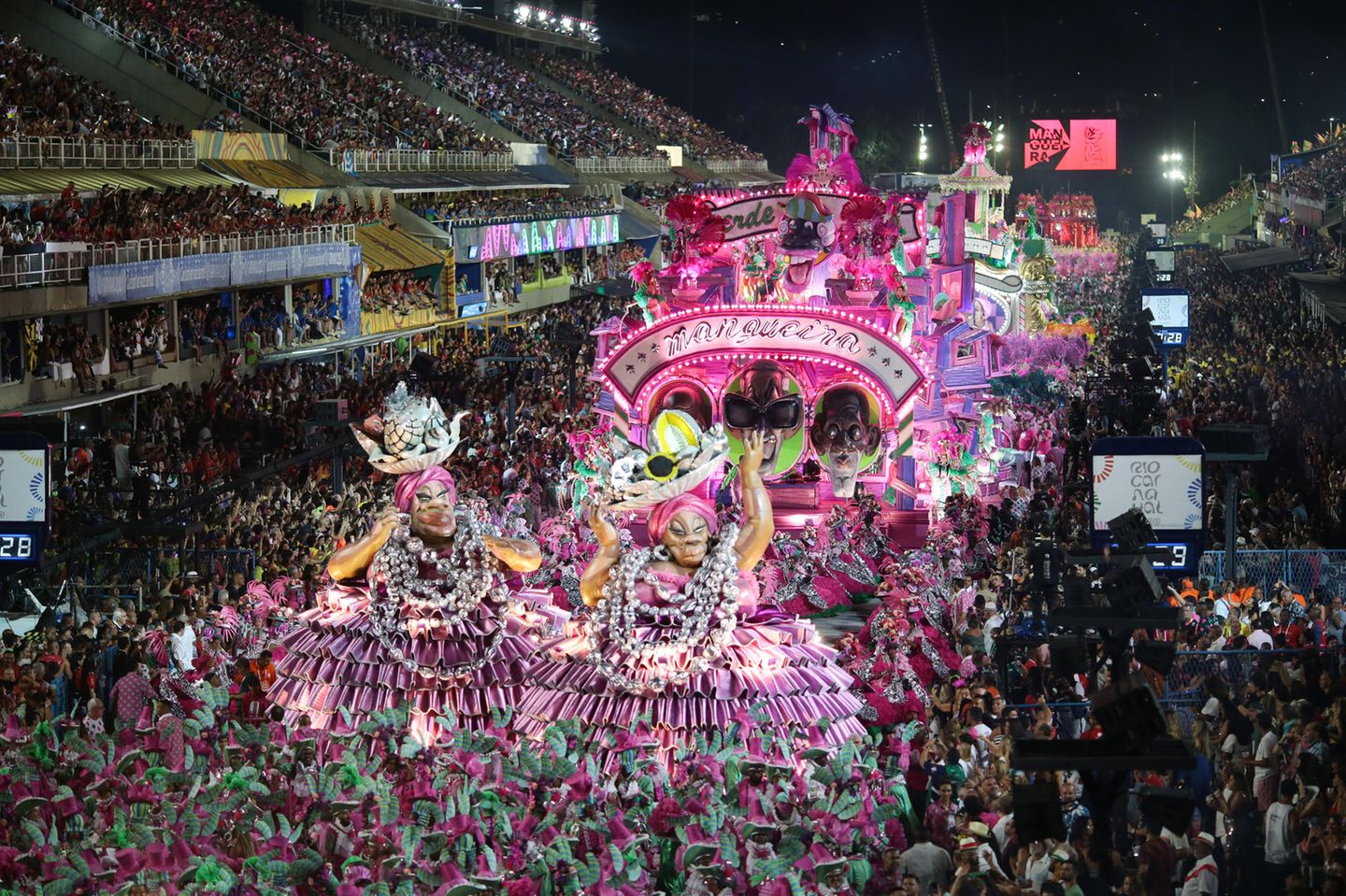 Einen prächtigen Anblick bietet auch die Parade von Mangueira. Nicht ohne Grund gehört sie zu den beliebtesten Sambaschulen Rios.
