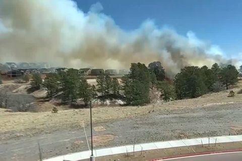 Video: Feuer bedroht Häuser im US-Bundesstaat Colorado