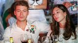 Ilja Medwedew, der Sohn von Dmitri Medwedew, nimmt im Rahmen des New Wave Song Contest 2018 an einer White Party teil. Während sein Vater, der Vize-Chef des russischen Sicherheitsrates, Europa mit Atomwaffen droht, lebt der Sprössling in den USA, dem verhassten Feind Russlands. Er besitzt die US-Staatsbürgerschaft und betreibt mit seinen 27 Jahren eine Tankstellen- und Supermarktkette. 