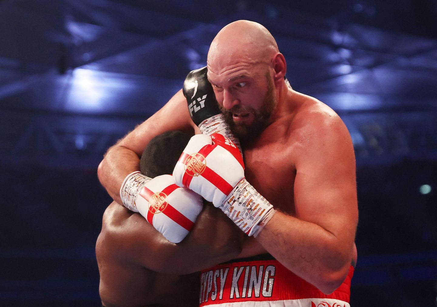 Und dieser "Schwitzkasten" entspricht ebenfalls nicht den internationalen Boxregeln.