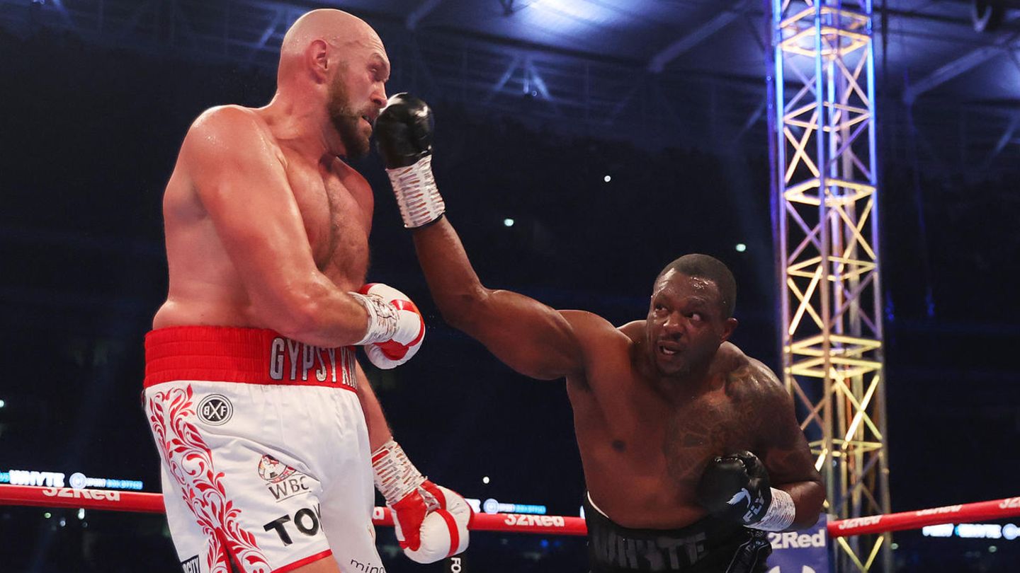 Whyte versucht immer wieder, Fury mit seiner langen Rechten zu erwischen, ...