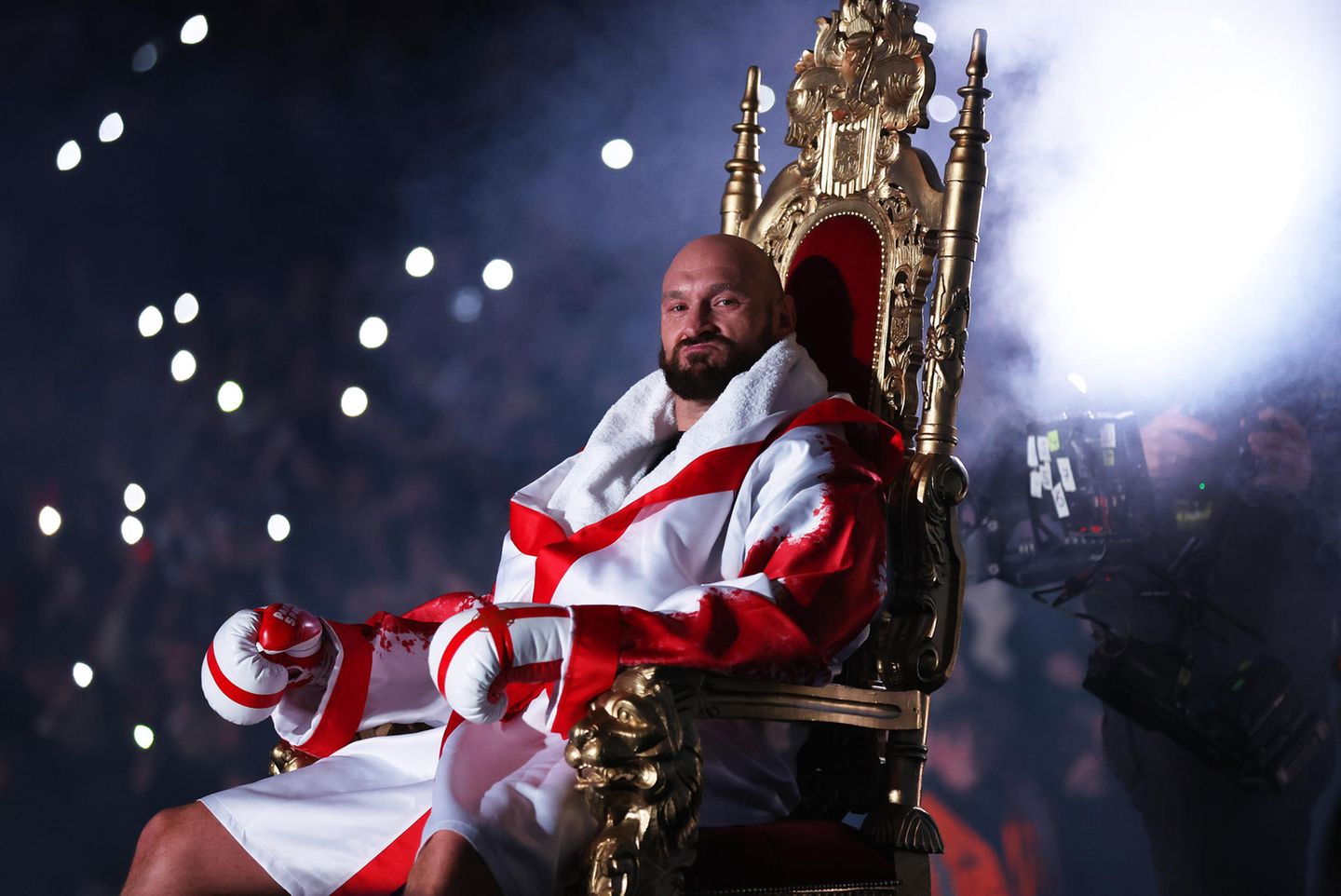 Fury liebt die große Show. Auf einem Thron lässt sich der Titelverteidiger ins Londoner Wembley-Stadion bringen.
