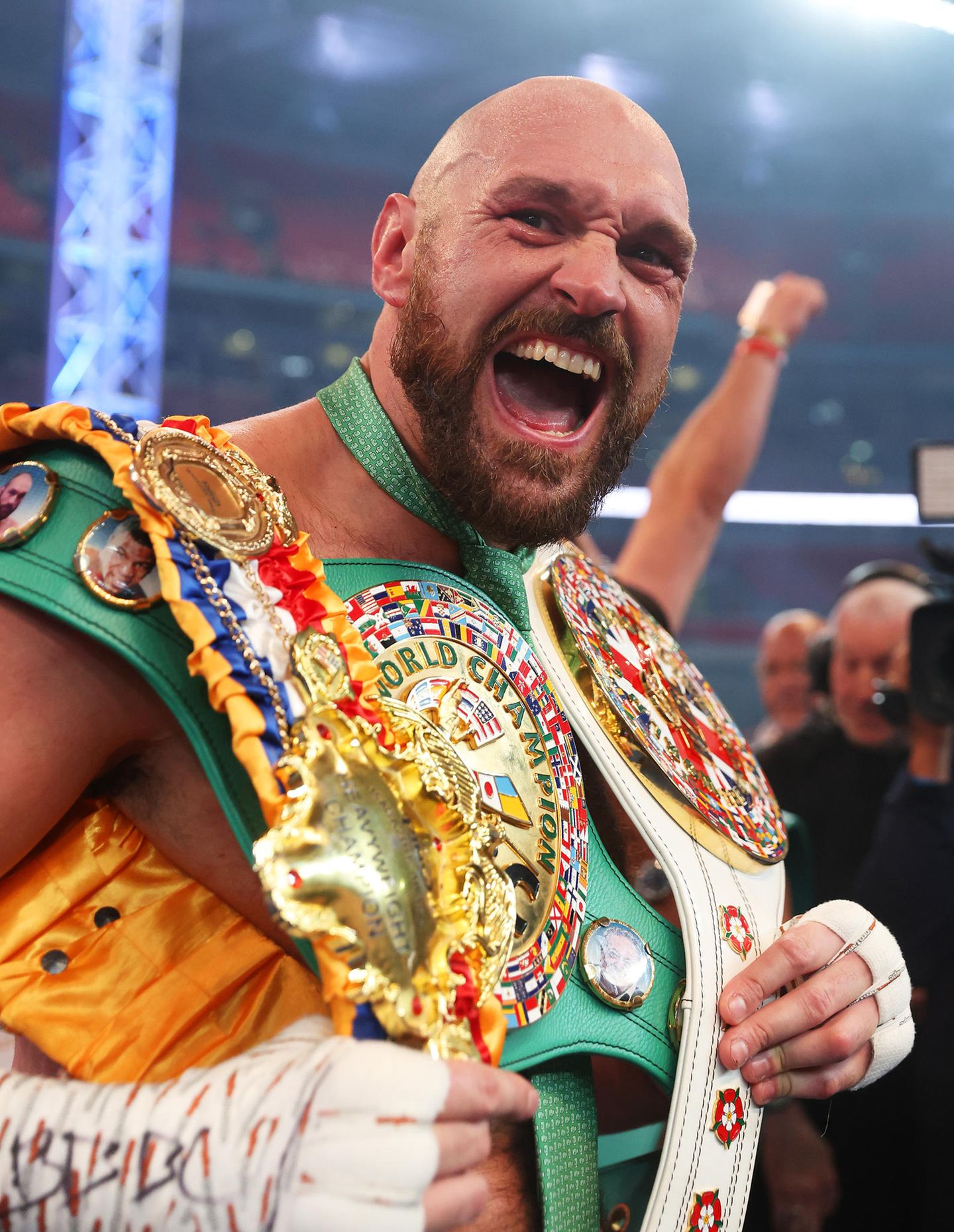 Jubelnd präsentiert der alte und neue World Champion seine Gürtel.