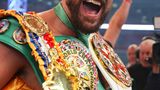 Jubelnd präsentiert der alte und neue World Champion seine Gürtel.