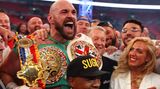 Inmitten seiner Entourage schreit Fury seine Freude heraus. "Ich habe alles erreicht, was ich erreichen wollte", sagt der "Gypsy King" nach seinem Abschiedskampf. "Ich höre als zweiter ungeschlagener Schwergewichtler nach Rocky Marciano auf. Ich war in diesem Spiel unschlagbar."