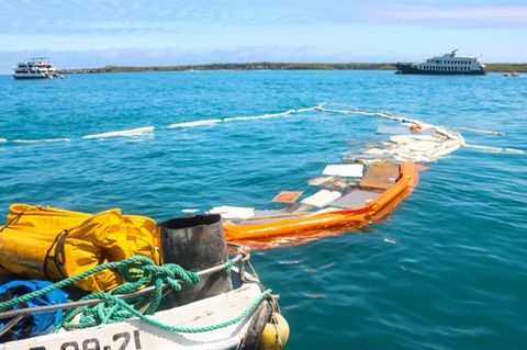 Nach dem Untergang eines Schiffes vor den Galápagos-Inseln breitet sich ein Ölteppich auf dem Meer aus