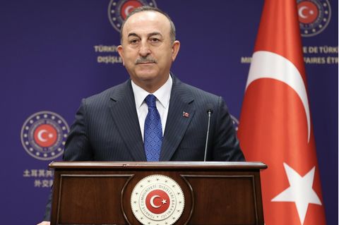 Mevlüt Cavusoglu steht an Rednerpult