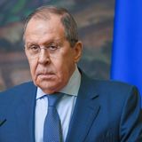 Die Tochter von Sergej Lawrow, Ekaterina Winokurowa, wurde gar in den USA geboren. 1982 kam sie in New York zur Welt, als ihr Vater dort bei der UN die Sowjetunion vertrat. Ihre gesamte Kindheit und Jugend verbrachte Ekaterina im Westen. Zur Schule ging sie in Manhattan, machte anschließend einen Abschluss in Politikwissenschaft auf der Columbia University und ging schließlich nach London für ein Masterstudium an der School of Economics. Dort lernte sie ihren Ehemann Alexander Winokurow kennen, der dort ebenfalls studierte. Erst mit 23 Jahren siedelte sie nach eigenen Angaben nach Russland über. Russisch spricht sie mit einem englischen Akzent.   Nach dem Ausbruch des Ukraine-Kriegs wurde Ekaterina auf die Sanktionsliste der USA und der EU gesetzt Ihr ist nun die Einreise verboten. 