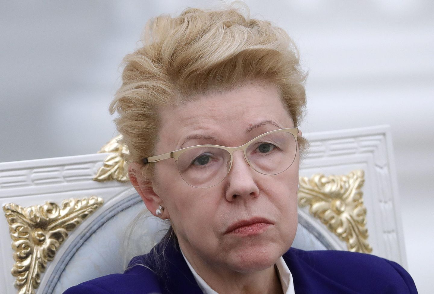 Jelena Misulina ist eine verschriene Feindin von Homosexuellen und Abtreibungsgegnerin. Sie war die treibende Kraft hinter dem sogenannten Gesetz gegen homosexuelle Propaganda, das öffentliche Meinungsäußerungen über Homosexualität mit dem Hinweis auf Kinderschutz verbietet. Sie ist Mitglied im Föderationsrat und Politikerin der Partei Gerechtes Russland, die als Sparringpartner der Regierungspartei Einiges Russland betrachtet wird. Seit 2014 steht sie unter Sanktionen.  Misulina ist berüchtigt für ihre Homophobie. Gleichgeschlechtliche Ehen lehnt sie kategorisch ab und kritisiert europäische Länder, die sie zulassen. "Ich bin mir sicher, dass die Länder, die jetzt homo- und heterosexuelle Beziehungen gleichstellen, in ein paar Jahren dagegen kämpfen werden", erklärte sie im Staatsfernsehen.  Ih Sohn lebt und arbeitet aber in Belgien. Nikolaj Misulin arbeitet als Jurist und soll selbst einen Mann geheiratet haben, den Sohn des ehemaligen russischen Bildungsministers Andrej Fursinko. 