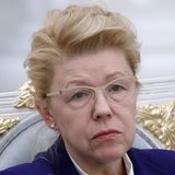 Jelena Misulina ist eine verschriene Feindin von Homosexuellen und Abtreibungsgegnerin. Sie war die treibende Kraft hinter dem sogenannten Gesetz gegen homosexuelle Propaganda, das öffentliche Meinungsäußerungen über Homosexualität mit dem Hinweis auf Kinderschutz verbietet. Sie ist Mitglied im Föderationsrat und Politikerin der Partei Gerechtes Russland, die als Sparringpartner der Regierungspartei Einiges Russland betrachtet wird. Seit 2014 steht sie unter Sanktionen.  Misulina ist berüchtigt für ihre Homophobie. Gleichgeschlechtliche Ehen lehnt sie kategorisch ab und kritisiert europäische Länder, die sie zulassen. "Ich bin mir sicher, dass die Länder, die jetzt homo- und heterosexuelle Beziehungen gleichstellen, in ein paar Jahren dagegen kämpfen werden", erklärte sie im Staatsfernsehen.  Ih Sohn lebt und arbeitet aber in Belgien. Nikolaj Misulin arbeitet als Jurist und soll selbst einen Mann geheiratet haben, den Sohn des ehemaligen russischen Bildungsministers Andrej Fursinko. 