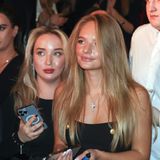 Die Tochter von Kreml-Sprecher Dmitri Peskow, Elizaweta Peskowa (m.), führte bis vor kurzem ein Jetset-Leben zwischen London und der französischen Riviera. Auf Instagram teilte sie fröhlich und ungehemmt Glamour-Pics aus ihrem Luxus-Leben – bis auch sie auf die Sanktionsliste gesetzt wurde. Bei Lisa (Kurzform für Elizaweta) stieß die Maßnahme auf komplettes Unverständnis: "Ich bin aufgebracht, weil ich gerne reisen würde und andere Kulturen liebe", schrieb sie. Es sei "seltsam, Sanktionen gegen eine Person zu verhängen, die 24 Jahre alt ist und nichts mit der Situation zu tun hat", behauptete sie. Doch längst ist sie in Fußstapfen ihres Vaters getreten. Auf dem Papier ist sie zumindest Gründerin einer Kommunikationsfirma und Direktorin einer historischen Stiftung mit einem Master-Abschluss in internationalen Beziehungen. Studierst hat sie natürlich auch im Ausland, in Paris.   Dort arbeitete sie einst für Aymeric Chauprade. Der Franzose zog 2014 für den rechtsextremen Front National ins EU-Parlament und war außenpolitischer Berater von Parteichefin Marine Le Pen. 