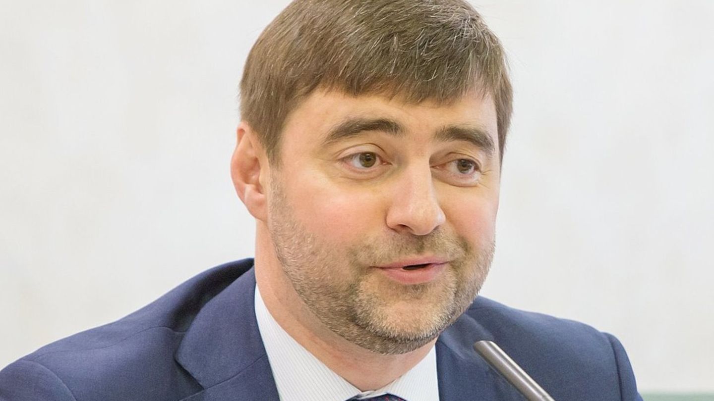 Der Politiker der Regierungspartei Einiges Russland und Abgeordneter der Duma Sergej Zheleznjak verdient sich zurzeit einen gewissen Ruf, indem er durch die unzähligen Propaganda-Shows tingelt und Putins Krieg in der Ukraine glorifiziert. Gerne schwärmt er auch von der Großartigkeit der russischen Armee. Seine ältere Tochter schickte er jedoch zunächst in die Schweiz, dann nach Großbritannien zum Studium. Dort arbeitete sie später sogar bei der BBC und lebt heute in London. 