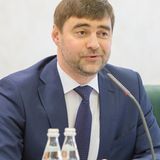 Der Politiker der Regierungspartei Einiges Russland und Abgeordneter der Duma Sergej Zheleznjak verdient sich zurzeit einen gewissen Ruf, indem er durch die unzähligen Propaganda-Shows tingelt und Putins Krieg in der Ukraine glorifiziert. Gerne schwärmt er auch von der Großartigkeit der russischen Armee. Seine ältere Tochter schickte er jedoch zunächst in die Schweiz, dann nach Großbritannien zum Studium. Dort arbeitete sie später sogar bei der BBC und lebt heute in London. 