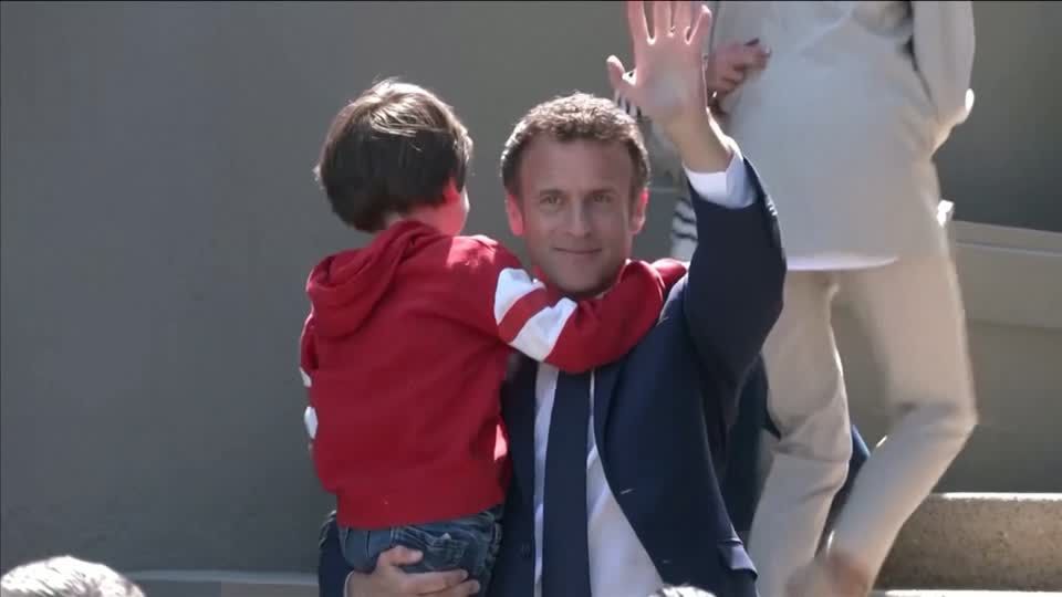 Video: Macron gewinnt Stichwahl um Präsidentschaft gegen Le Pen