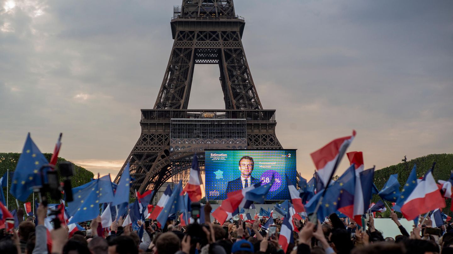 Emmanuel Macron vor dem Eiffelturm