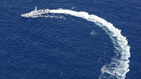 Ein Patrouillenboot der japanischen Küstenwache sucht vor der Halbinsel Shiretoko im Norden Japans auf Hokkaido nach den Vermissten.