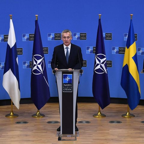 Nato-Generalsekretär Jens Stoltenberg, Finnlands Außenminister Pekka Haavisto  und seine schwedische Amtskollegin Ann Linde