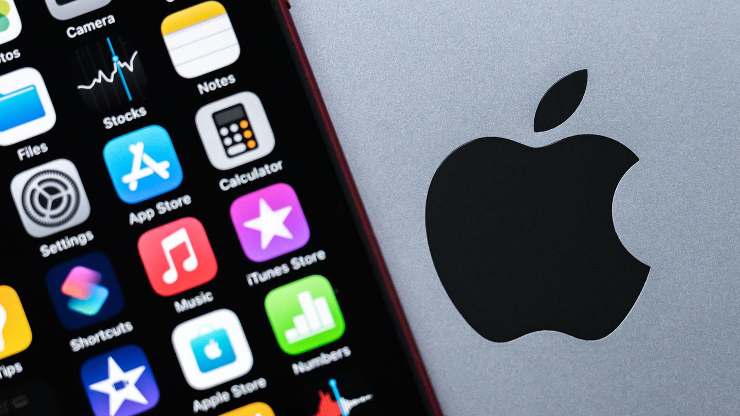 Ein iPhone liegt auf einem Macbook
