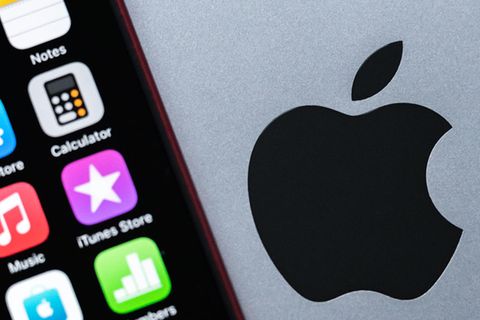 Ein iPhone liegt auf einem Macbook
