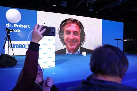 Robert Golob (hinten), Oppositionsführer, spricht aufgrund einer Corona-Infektion per Videokamera