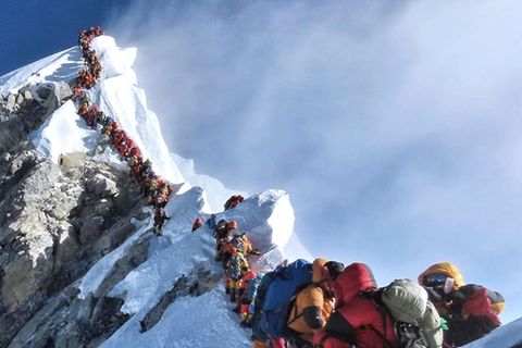 Im Mai 2019: lange Schlangen von Bergsteigern auf dem Gipfelgrat des Mount Everest