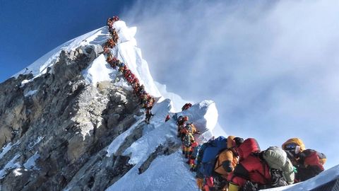 Im Mai 2019: lange Schlangen von Bergsteigern auf dem Gipfelgrat des Mount Everest