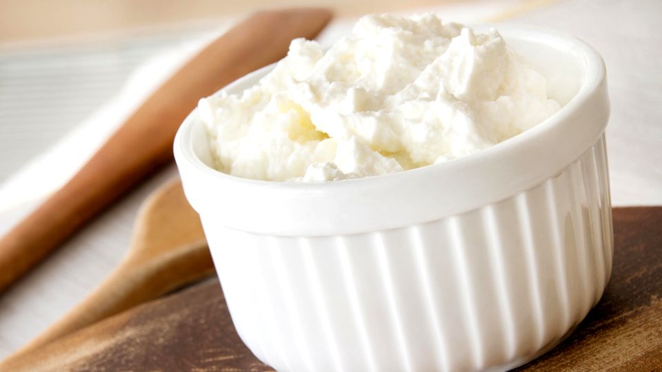 Das passiert mit Ihrem Körper, wenn Sie jeden Tag Quark essen Eine kleine Schüssel mit Quark