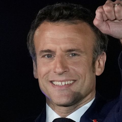 Frankreichs Präsident Macron reckt Siegesfaust in die Luft