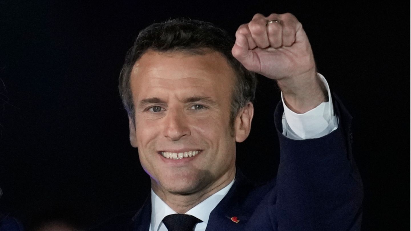 Frankreichs Präsident Macron reckt Siegesfaust in die Luft