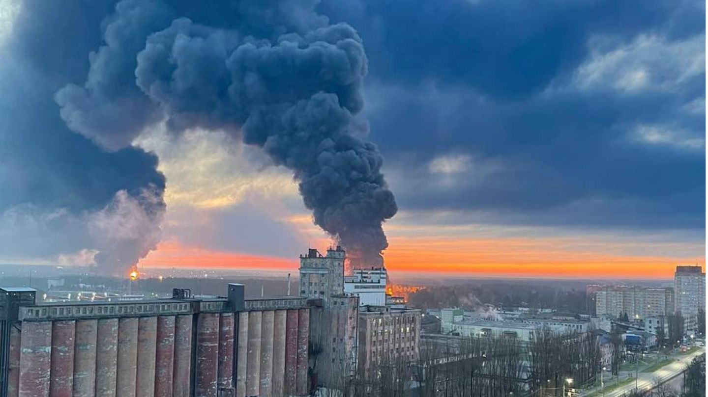 Der Brand in der Region Bryansk. Offiziell bestätigt wurde ein Feuer in einer Öllagerstätte.