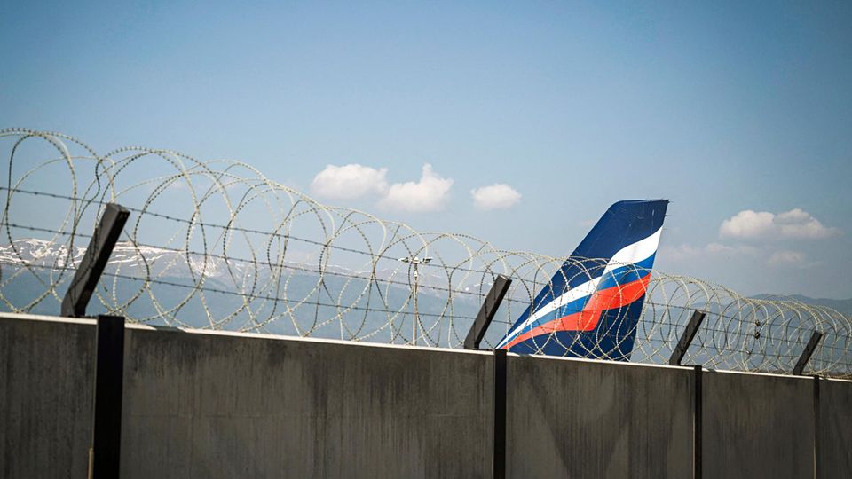 Eine Aeroflot-Maschine parkt in Genua, vermutlich für lange Zeit – der europäische Luftraum ist für russische Flugzeuge gesperrt