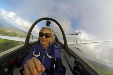 Sie hatte sichtlich Spaß: Kate Orchard, 99, im Cockpit des Gleitfliegers